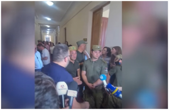 Сотрудники охраны пытаются вывести помощника Левона Кочаряна из здания парламента (видео)